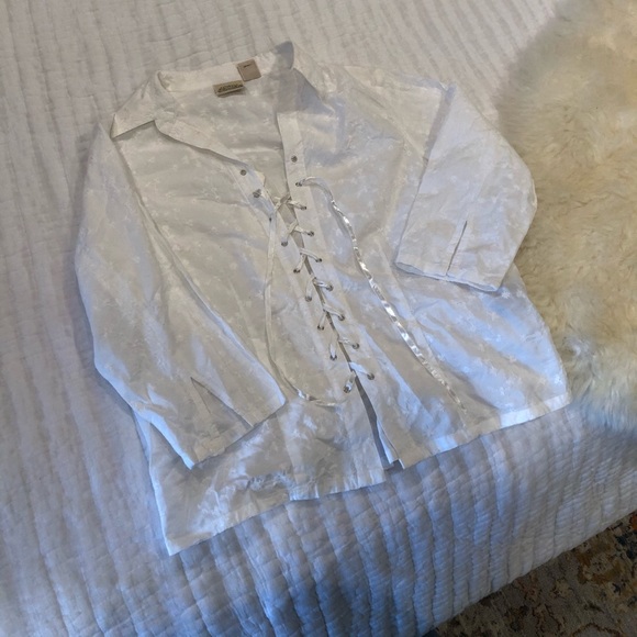 *SOLD* 
Vintage embroidered flower blouse - Picture 4 of 5